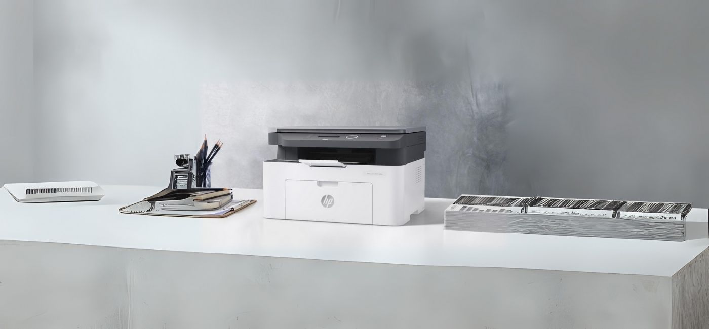 HP Printer LaserJet MFP 136w ตั้งอยู่บนโต๊ะทำงาน